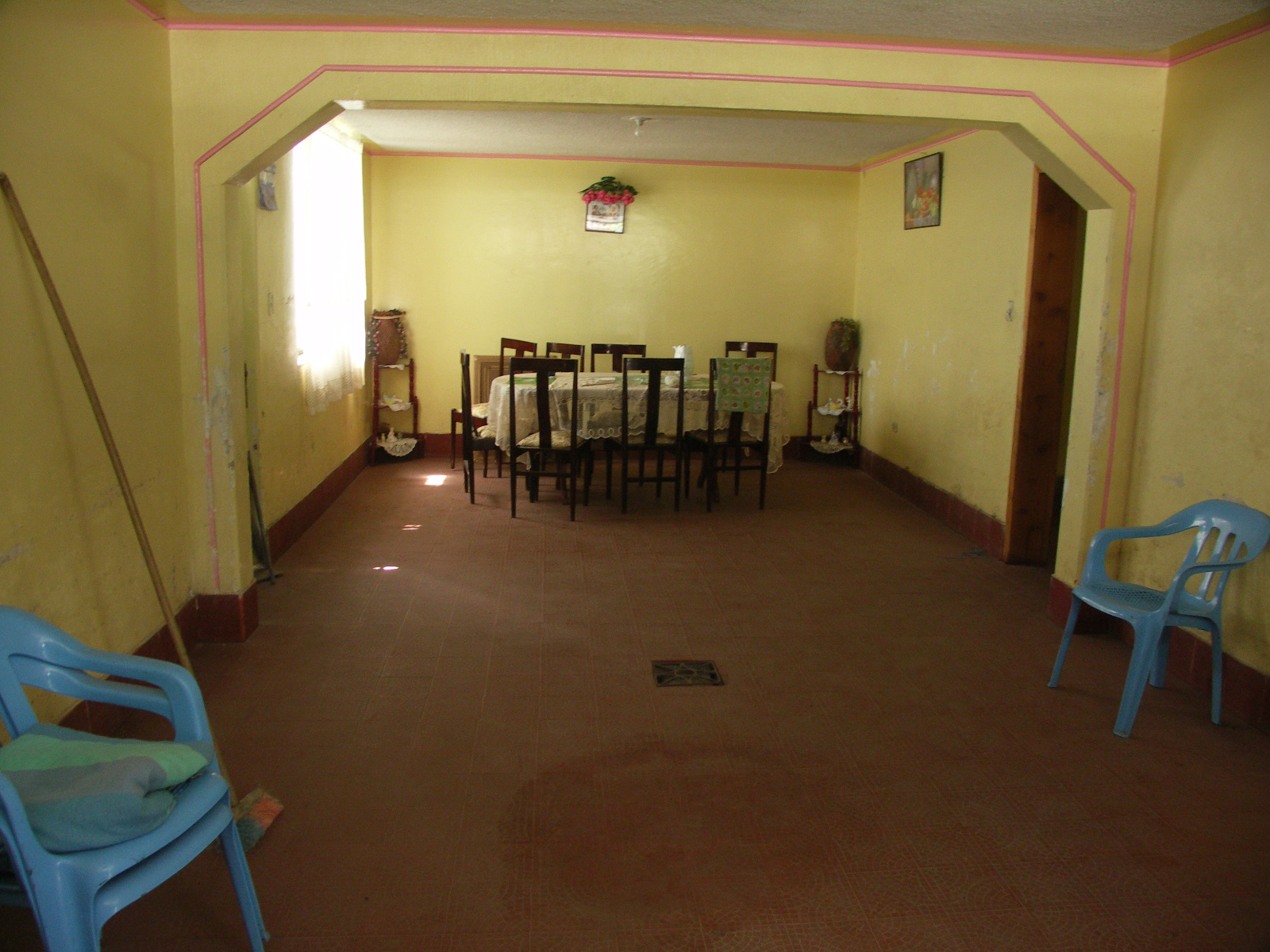 Een zaal, omdat zo groot noemen ze het geen kamer, veel vocht op de muren