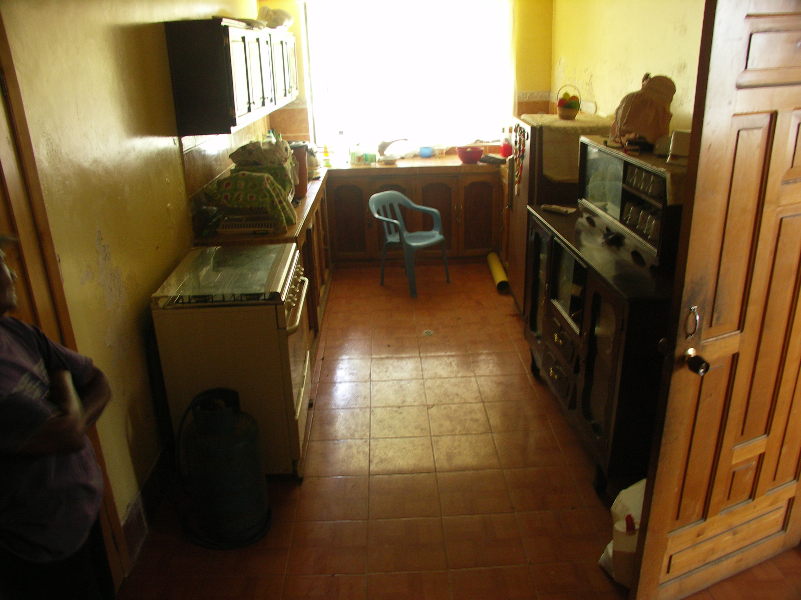 Keuken begane grond, vochtproblemen op de muur, kleine kelder die heel vochtig uikt