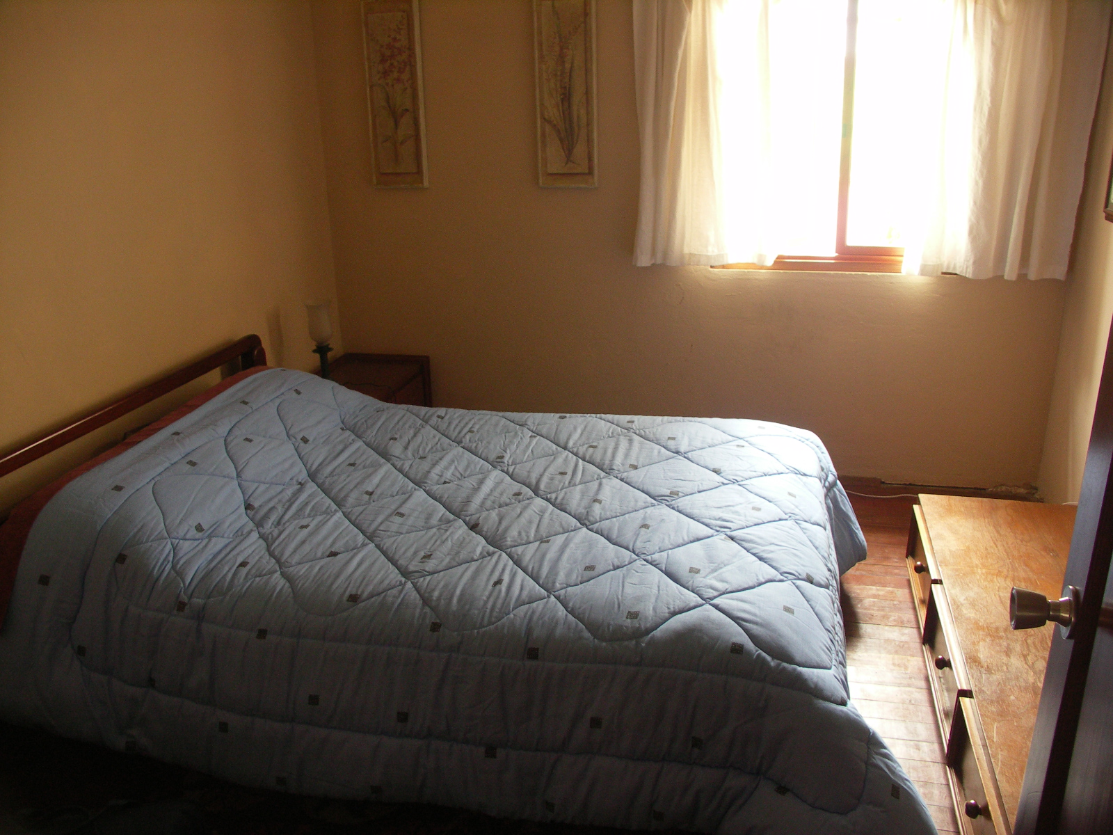 Mijn logeerkamer, het raam komt uit op het platje